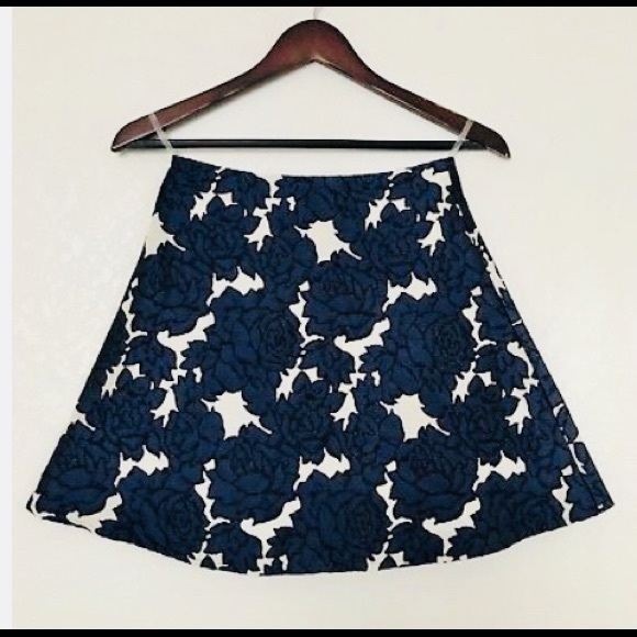 Gorgeous 2 piece set Skirt&Crop from Bloomingdales - Picture 7 of 8